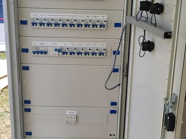 Rozvaděč komerčního objektu s jističi — elektroinstalace provozoven Ústecký kraj