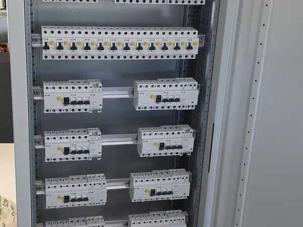 Otevřený rozvaděč rodinného domu s jističi — elektroinstalace Lovosice