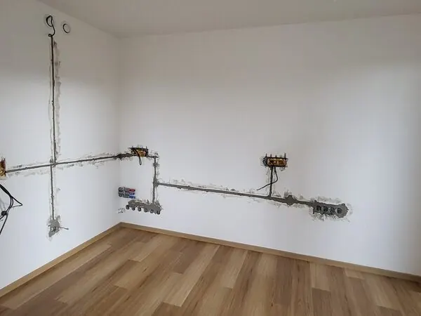 Nové rozvody silnoproudu ve zdi — elektroinstalace rodinných domů Lovosicko